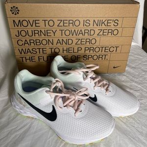 New in box Nike Revolution Shoes Size 6 Women’s 6NN PRM Running‎ Sneakers 💛💛